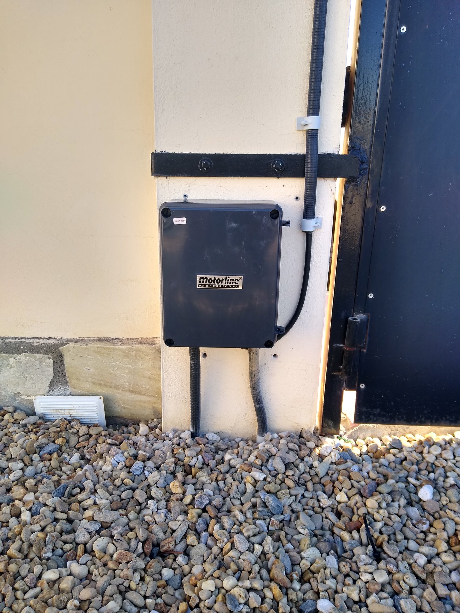 UNE 1.9 mètre Famaval installation plat avec support mural modifié, il n'y avait pas un…
